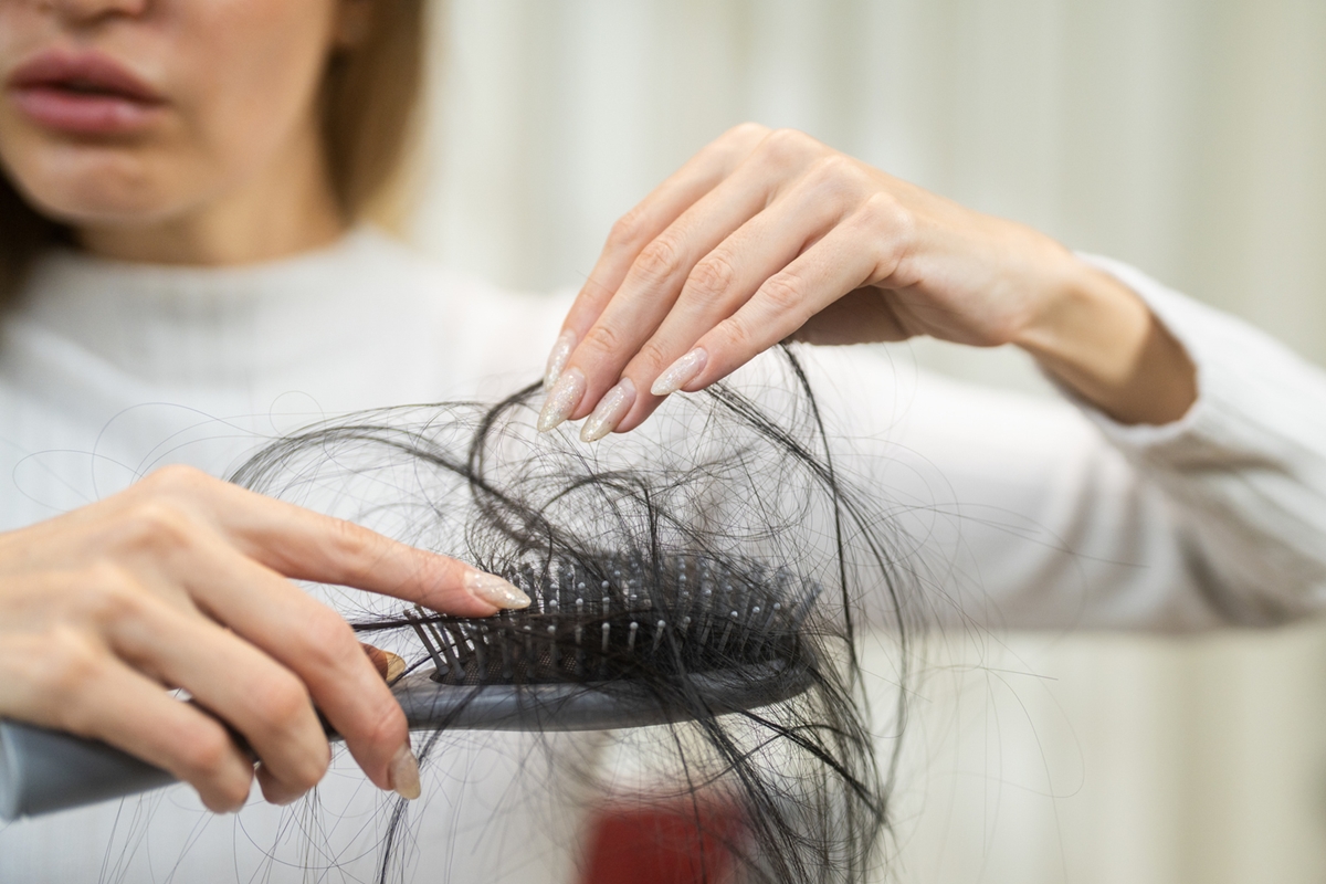 1 de 1 Foto colorida de mulher tirando cabelo de escova - Metrópoles - Foto: Witthaya Prasongsin...