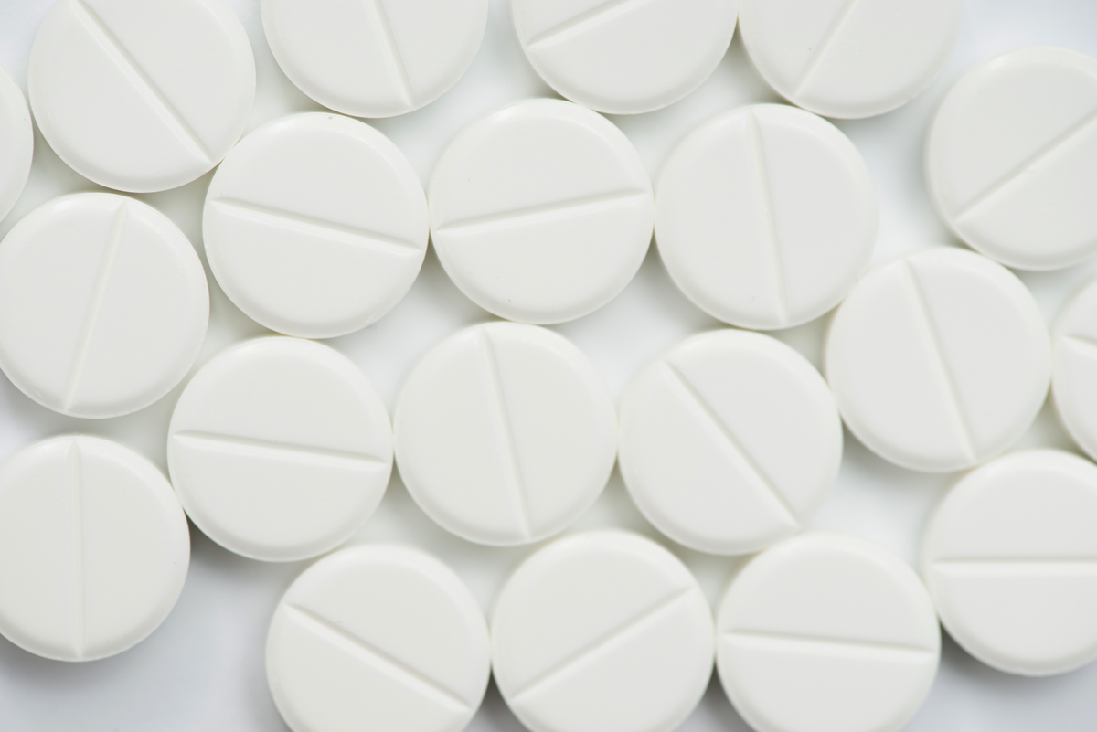1 de 1 Comprimidos brancos redondos visto de cima. Metrópoles - Foto: Freepik