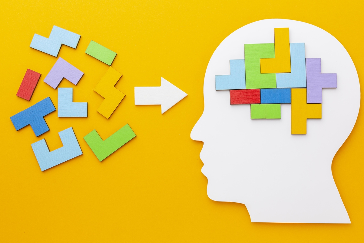 1 de 1 Ilustração colorida com fundo amarelo de formas geométricas bafunçadas e organizadas d...