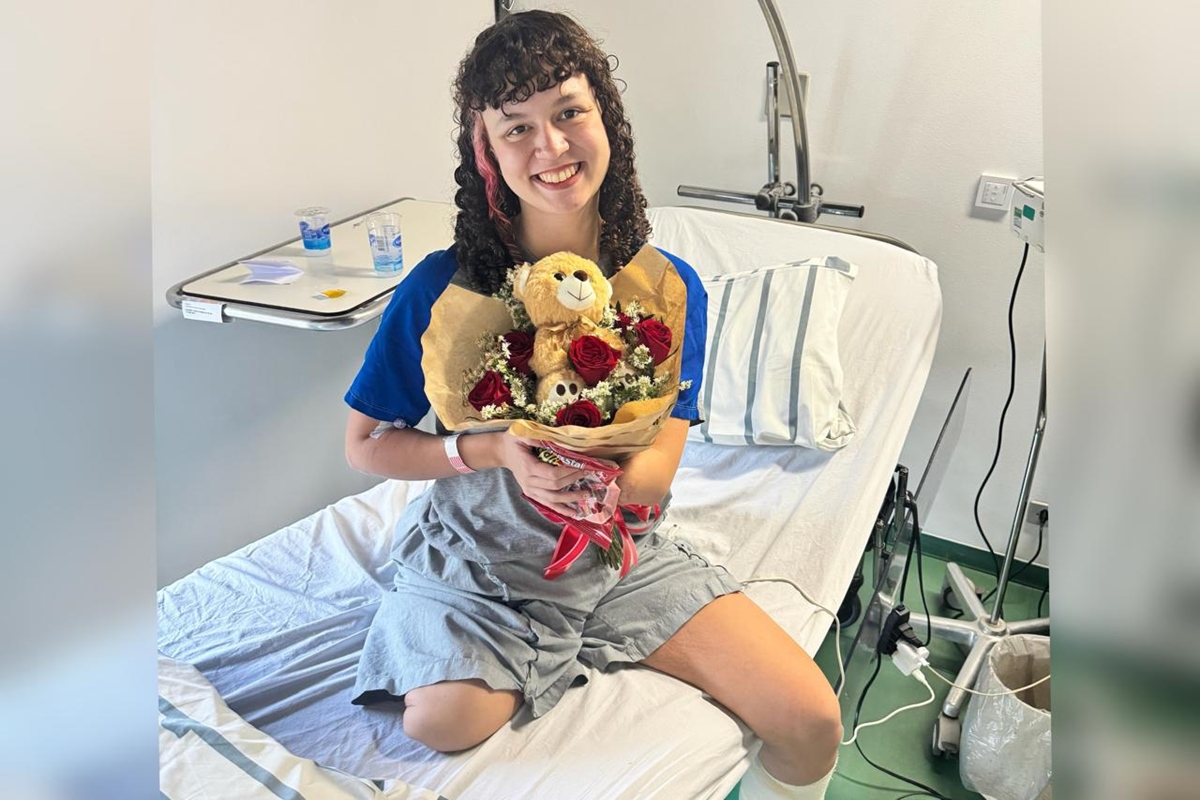 1 de 1 Foto colorida de menina em ambiente hospitalar segurando buquê de flores - Metrópoles. -...