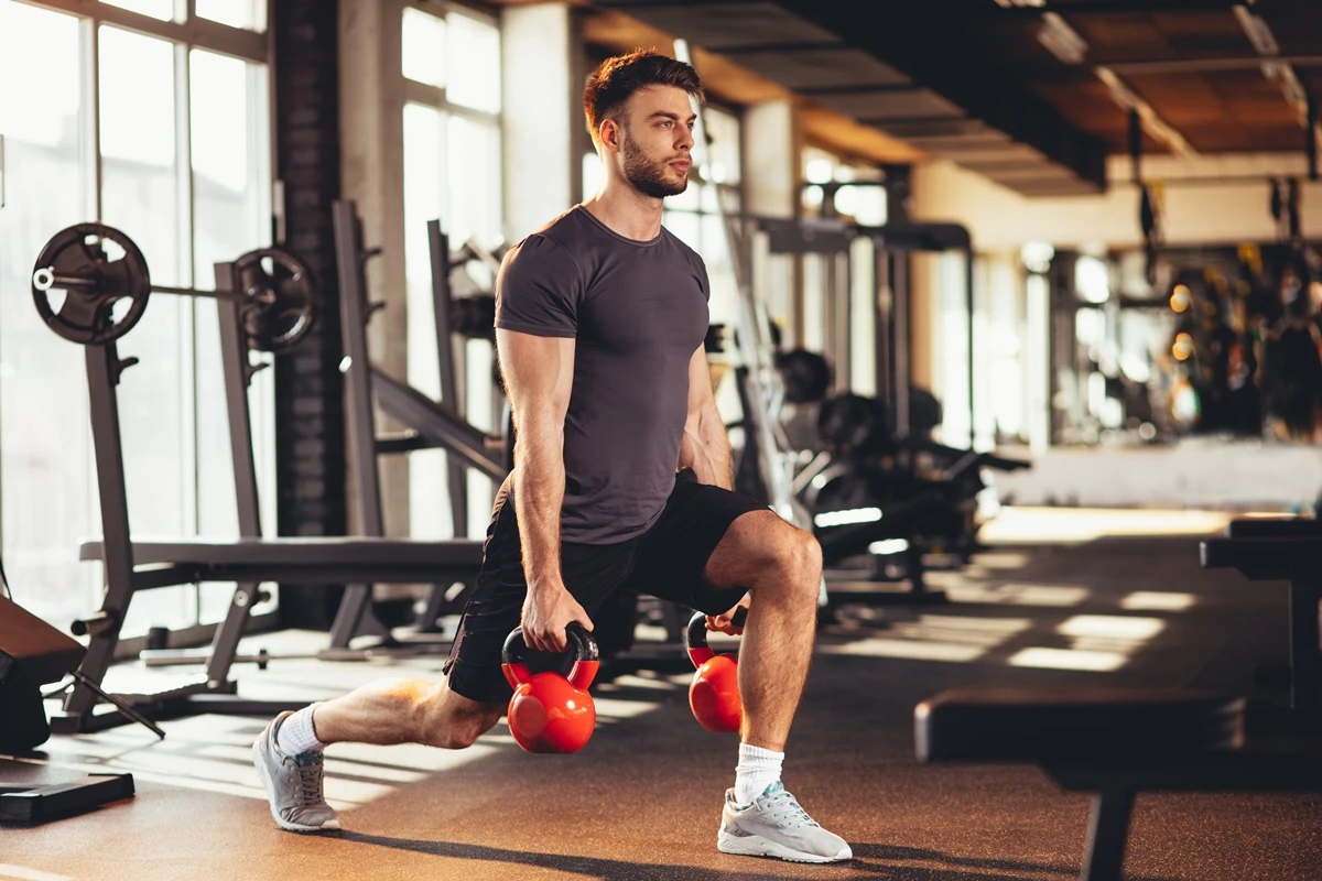 1 de 1 Homem afundo com pesos nas mãos em academia - Metrópoles - Foto: Getty Images