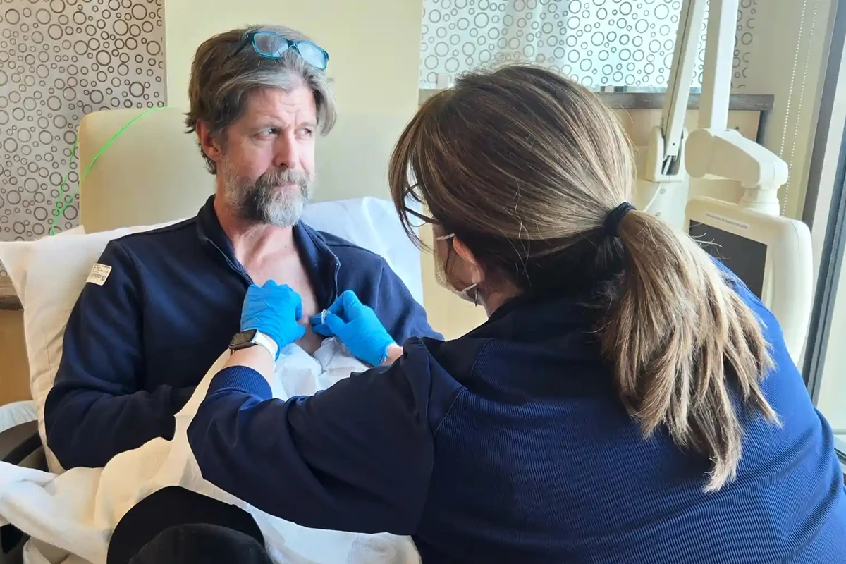 Foto colorida de homem passando por exames na mama - Metrópoles