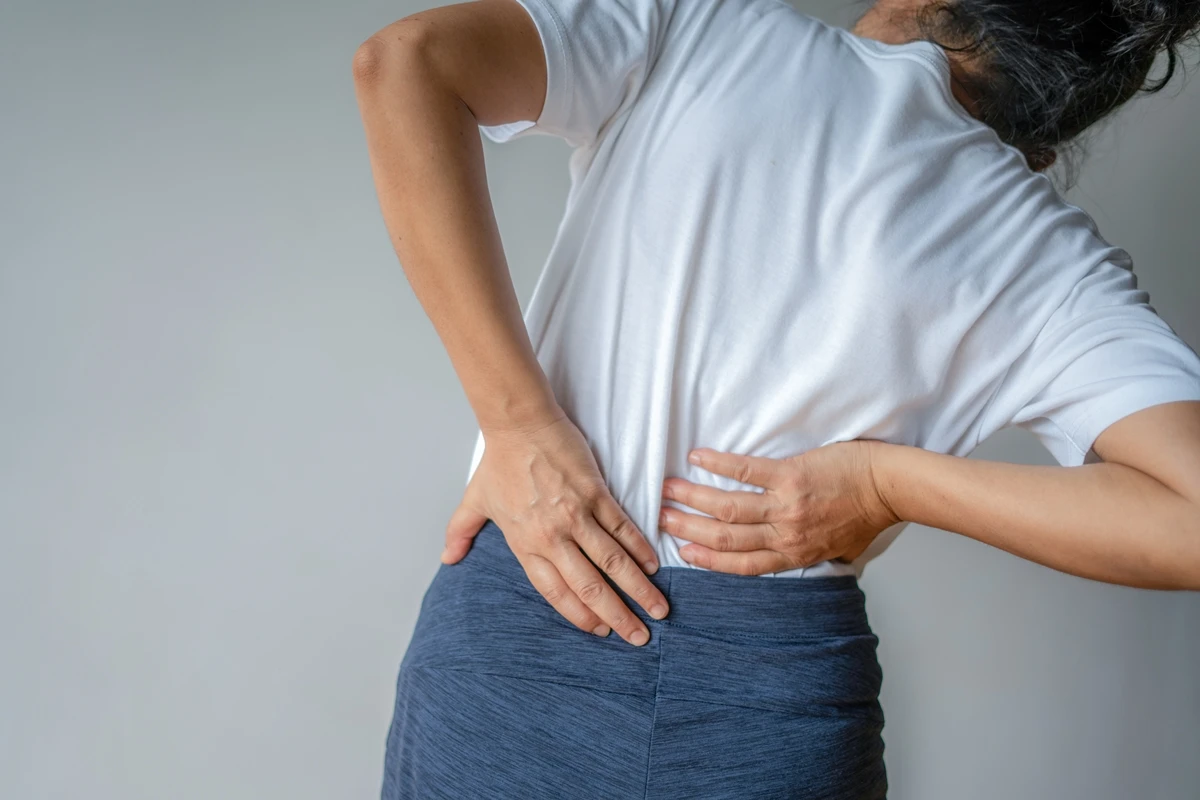 1 de 1 Mulher com dor lombar com mãos nas costas - Metrópoles - Foto: Boonchai Wedmakawand/ Get...