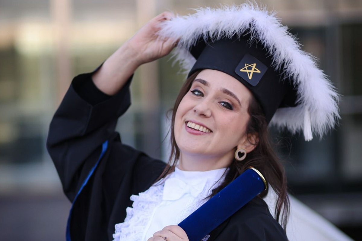 1 de 1 Foto colorida de jovem com beca de formatura - Metrópoles - Foto: Arquivo pessoal