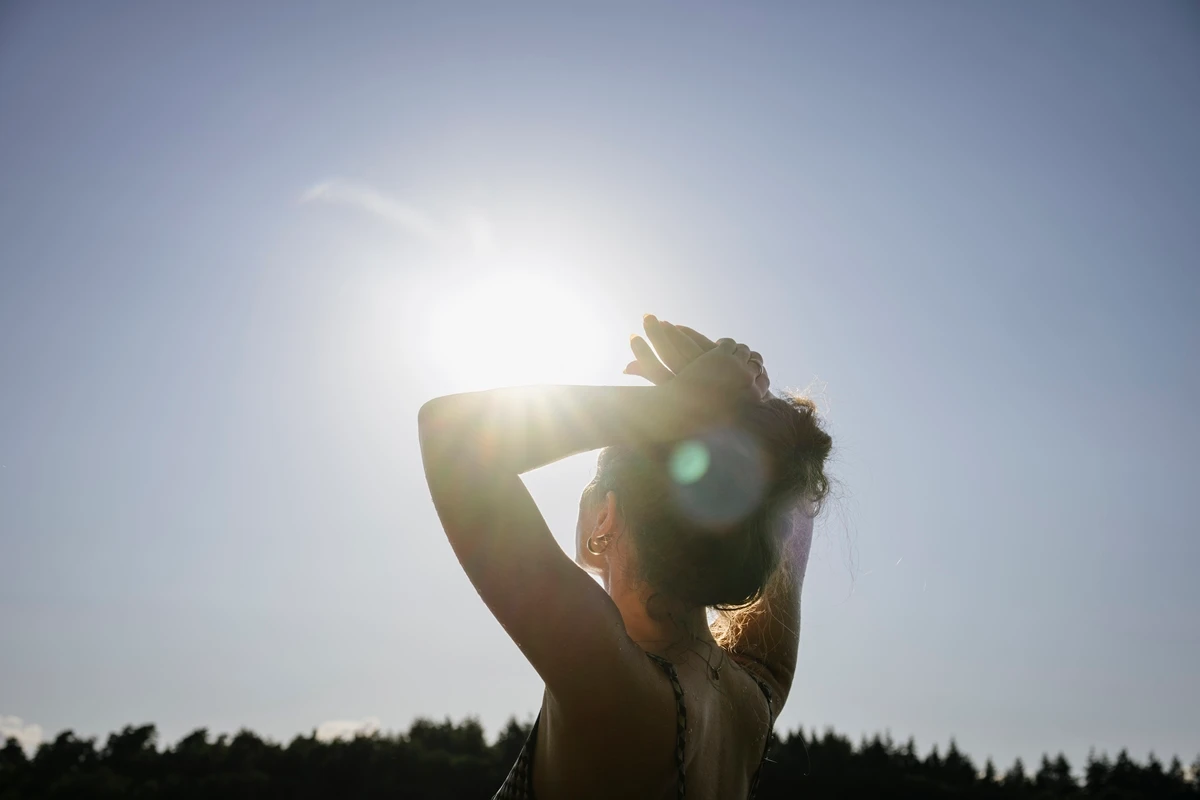 1 de 1 Imagem mostra mulher com os braços para cima recebendo a luz do sol - Metrópoles - Foto:...