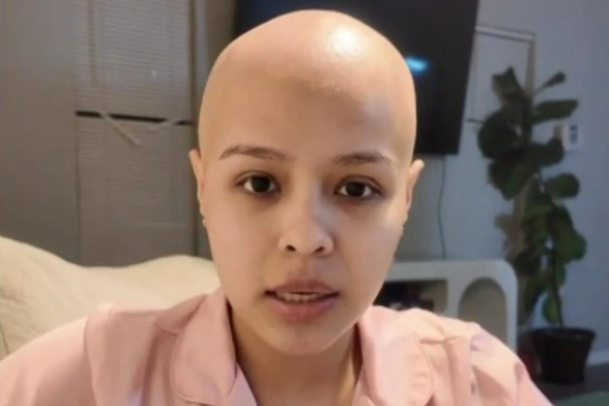 1 de 1 Foto colorida de mulher jovem com cabelo raspado após descoberta de cãncer - Metrópoles...