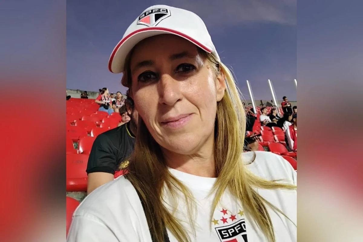 1 de 1 Foto da personagem Alexsandra Pescuma, uma mulher branca e loira. Ela usa boné branco do ...