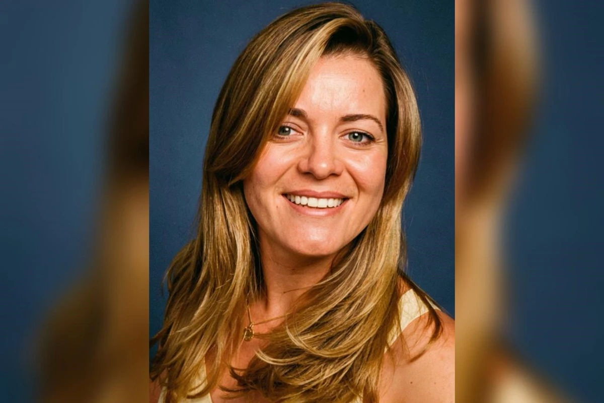 1 de 1 Foto colorida de mulher loira sorrindo para foto com fundo azul escuro - Metrópoles - Fot...