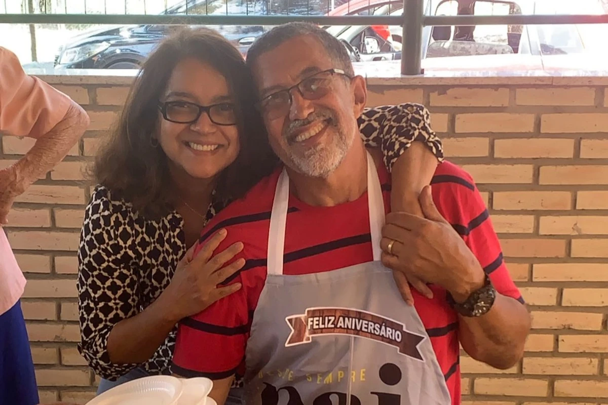 1 de 1 Foto colorida de casal se abraçando, sorrindo para foto - Metrópoles - Foto: Arquivo pes...