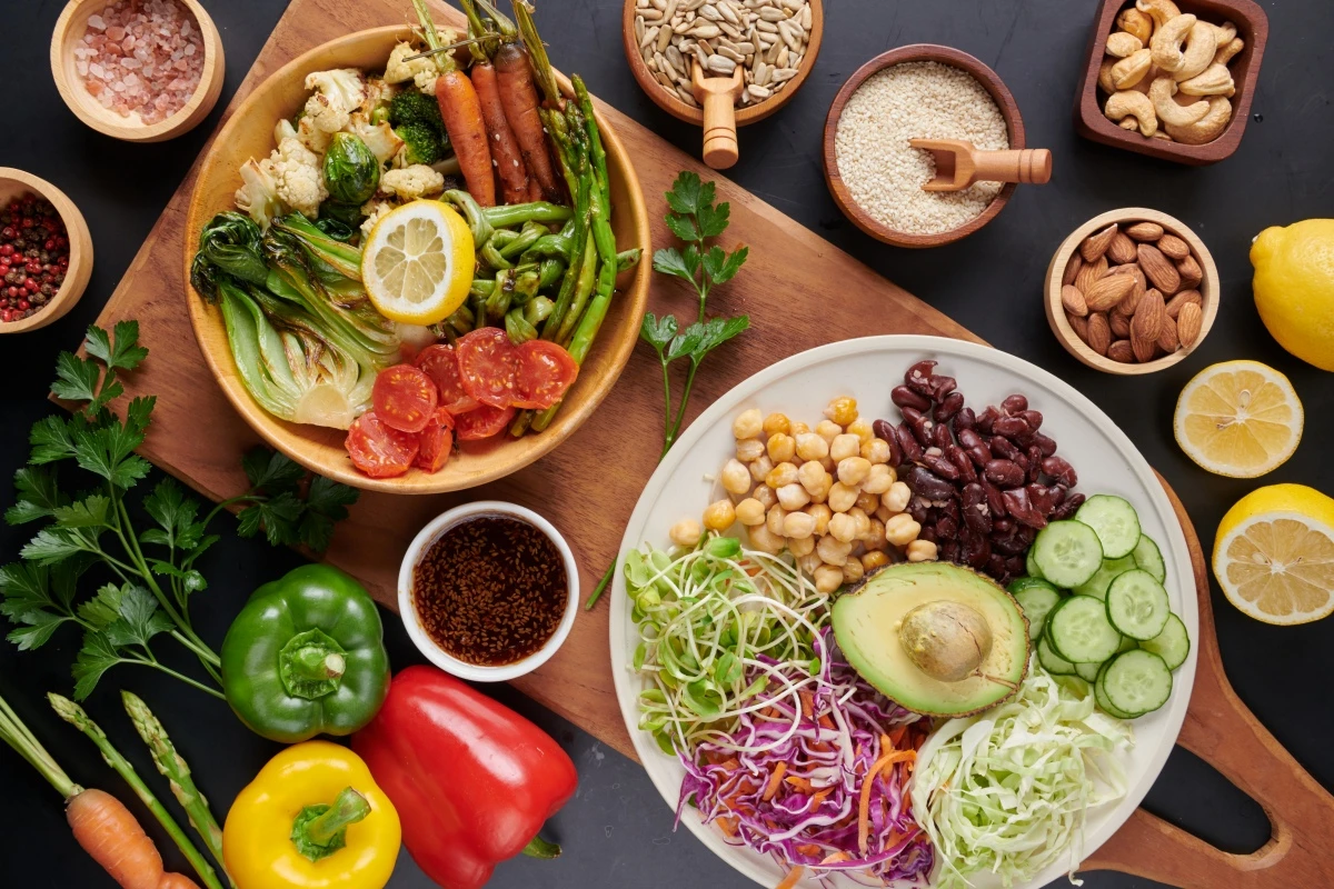 1 de 1 Fonte de proteína vegana. Prato Buddha bowl, abacate, pimentão, tomate, pepino, repolho ...