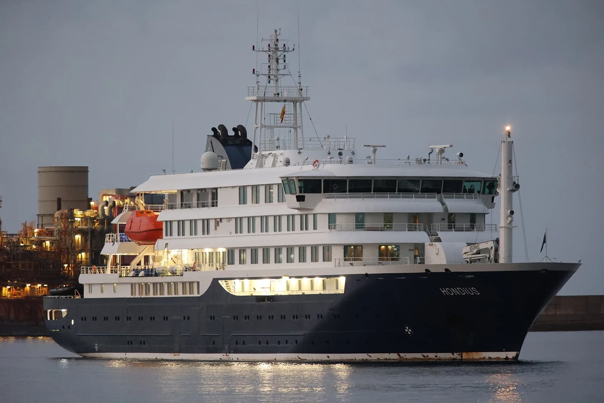 Foto colorida mostra o Navio de Cruzeiro MV Hondius, ligado a caso de contaminação por hantaví...