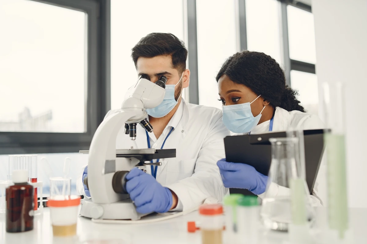 1 de 1 foto colorida de pesquisadores em laboratório - Metrópoles - Foto: Magnific
