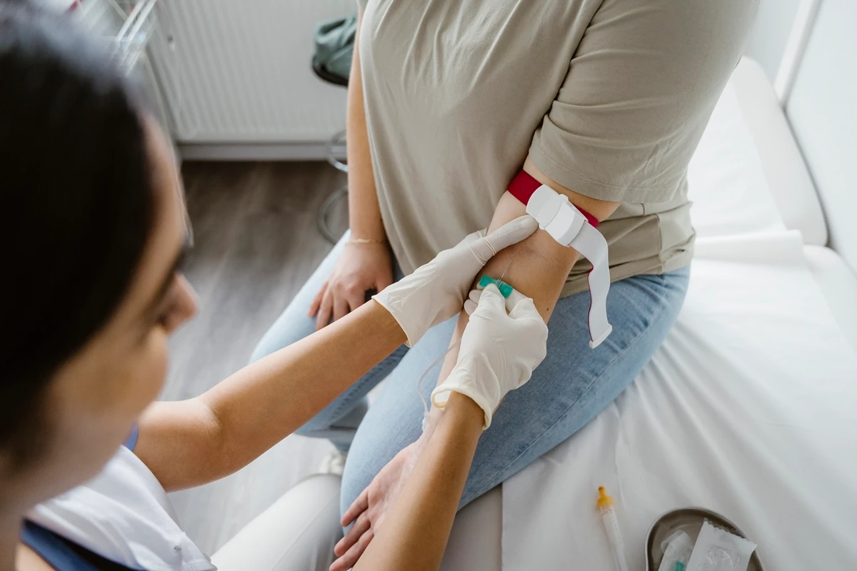 1 de 1 Foto colorida de enfeirmeira tirando sangue de paciente - Médicos explicam quais exames f...