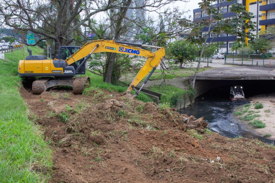 Prefeitura de São José intensifica limpeza do Rio Araújo para prevenir alagamentos e minimizar...