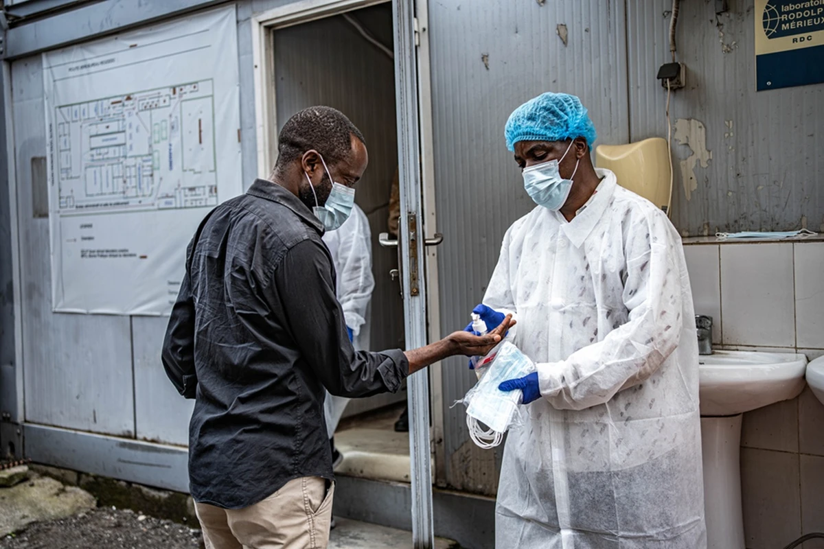 1 de 1 Imagem colorida mostra médico analisando paciente - Metrópoles - Foto: MSF/ reprodução