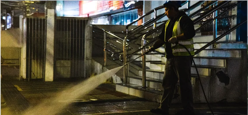 Madrugada de trabalho garante calçadas limpas e mais segurança para a população em São José...