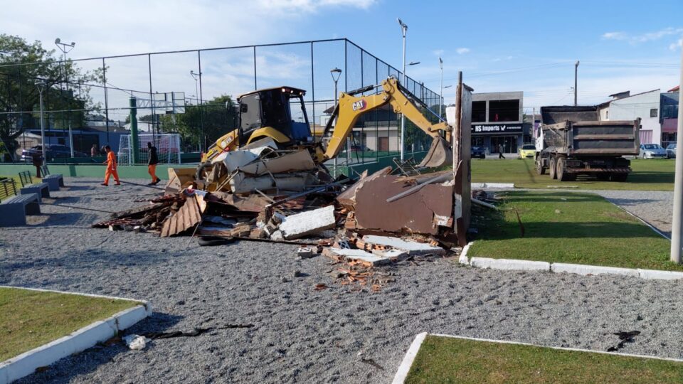 Prefeitura de São José remove construção irregular em praça pública de Forquilhinha – Pre...