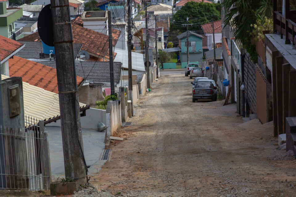 Obra de drenagem na Rua Theodoro Francisco dos Santos, em São José, entra na fase de concretage...