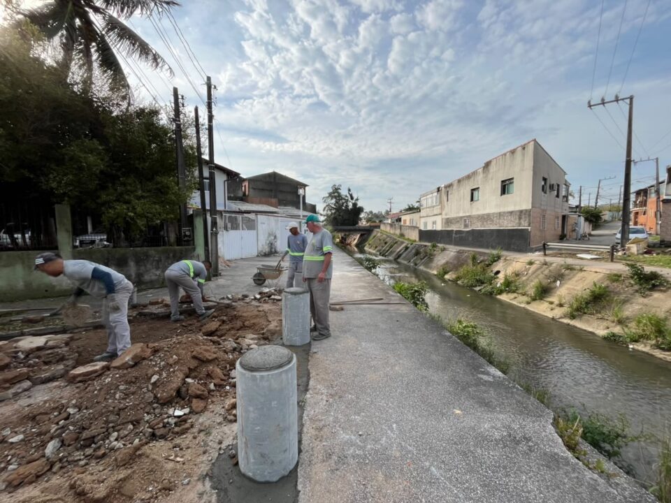 São José reforça segurança nas margens do Rio Três Henriques com instalação de barreiras d...
