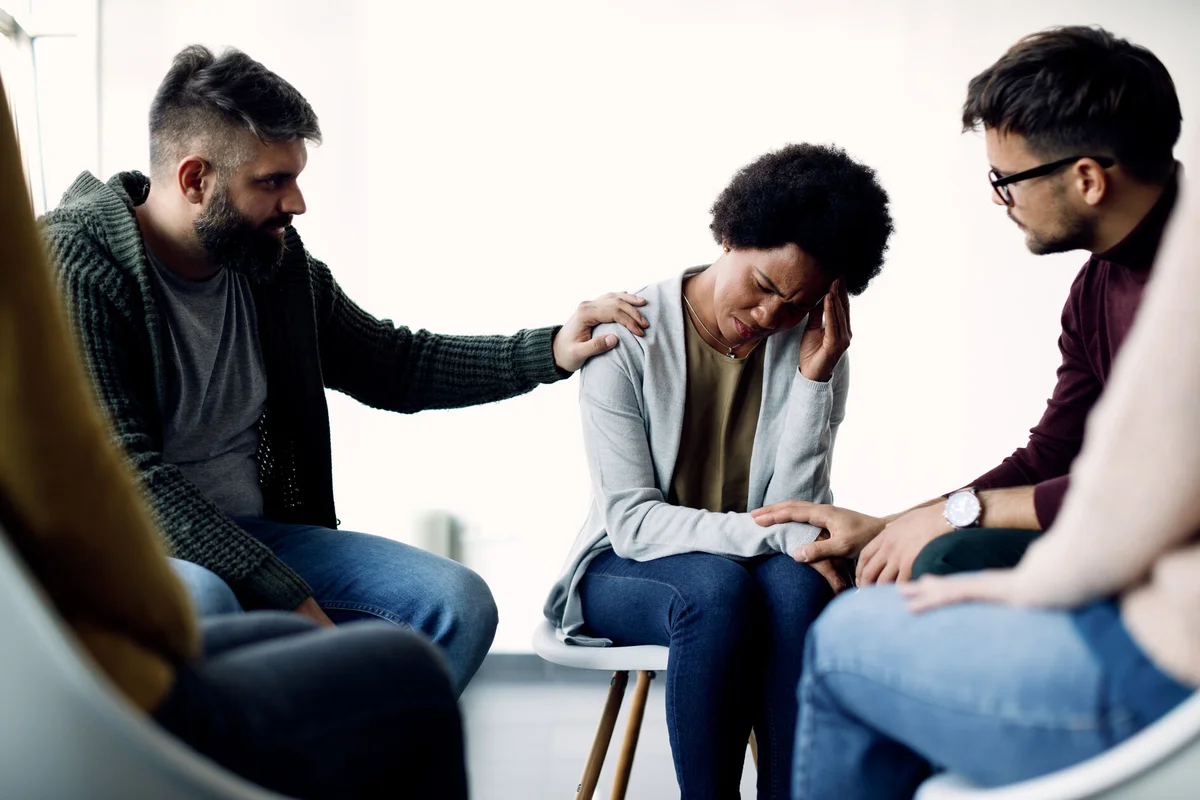 Familiares e amigos dando apoio a pessoa com pensamentos de autoextermínio