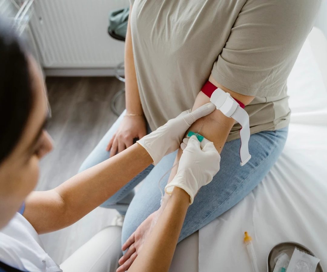 1 de 1 Foto colorida de enfeirmeira tirando sangue de paciente - Médicos explicam quais exames f...