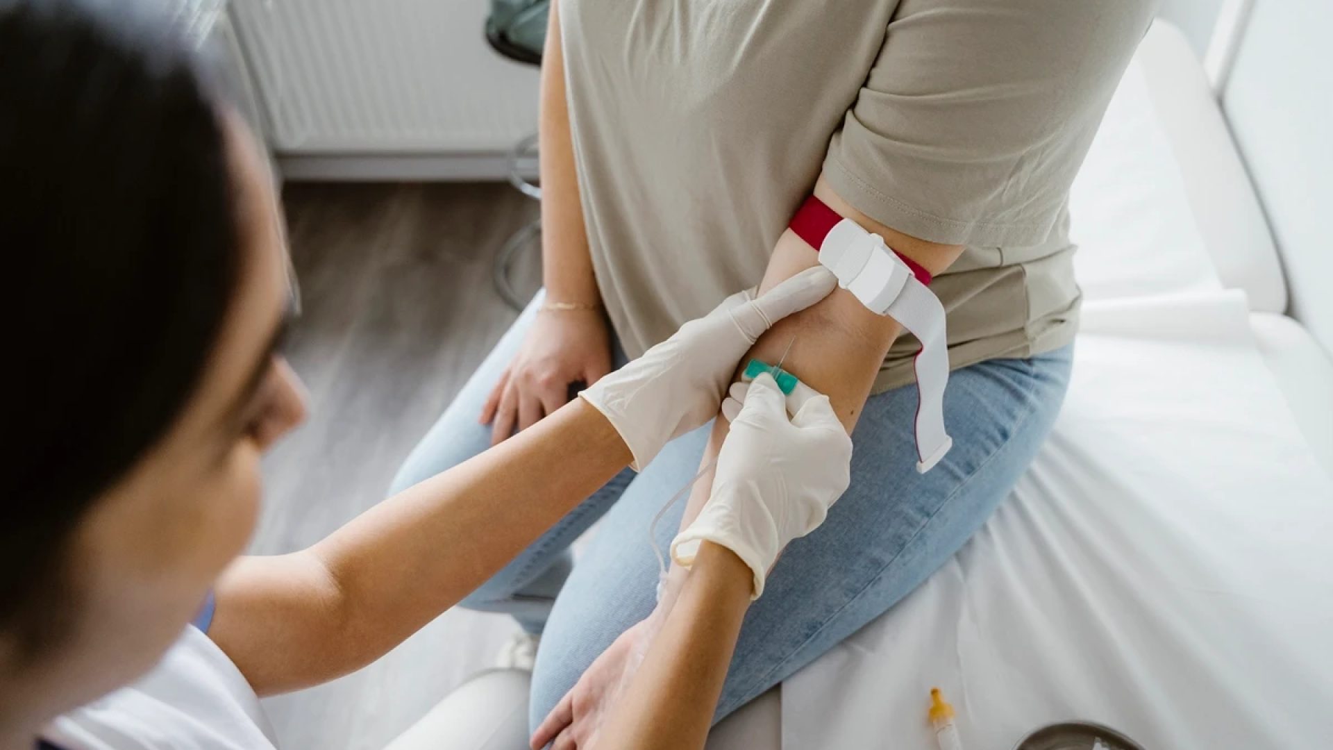 1 de 1 Foto colorida de enfeirmeira tirando sangue de paciente - Médicos explicam quais exames f...