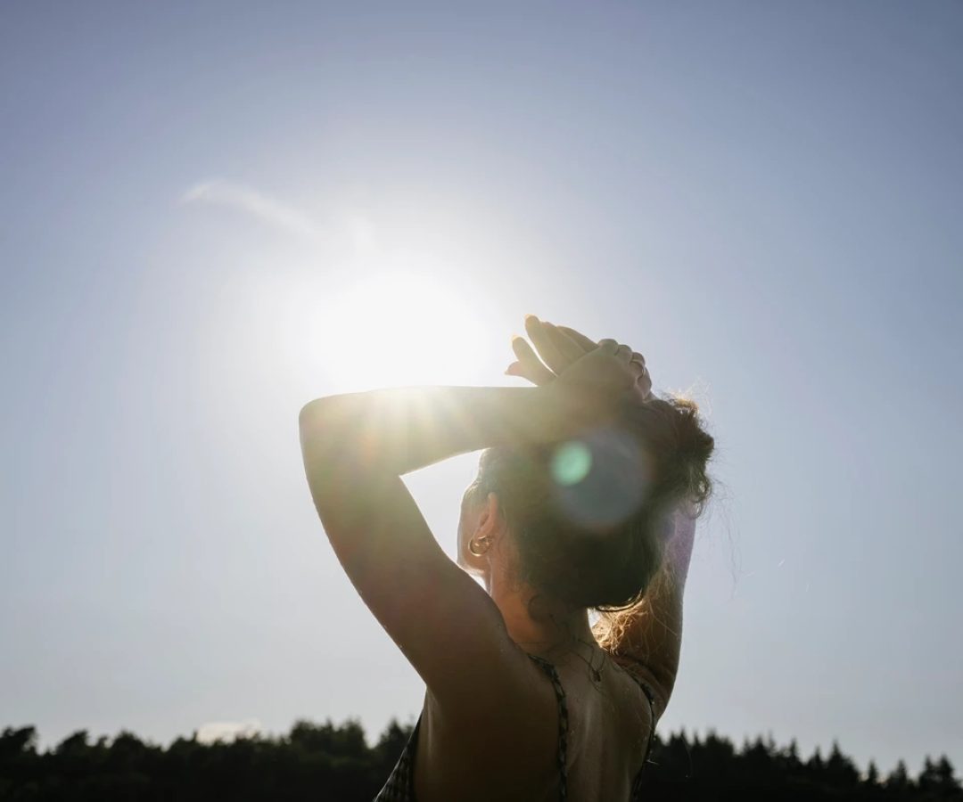 1 de 1 Imagem mostra mulher com os braços para cima recebendo a luz do sol - Metrópoles - Foto:...