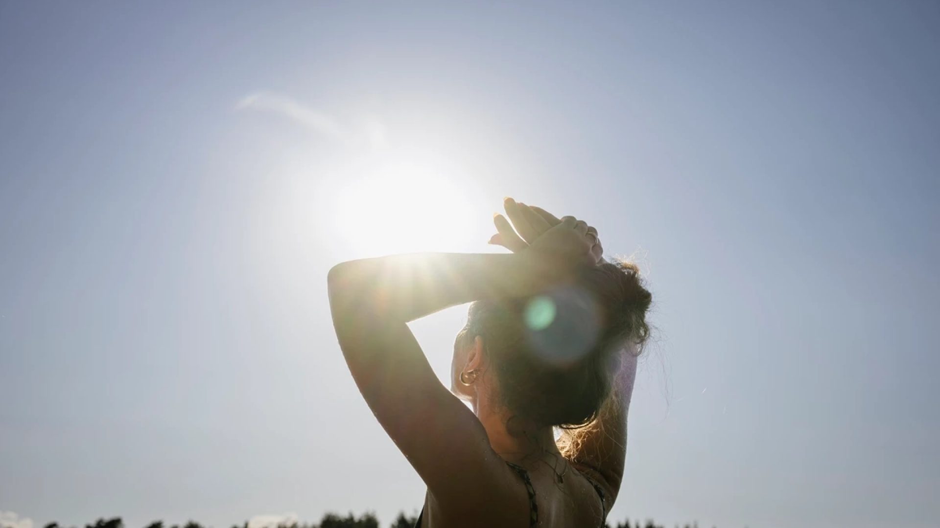 1 de 1 Imagem mostra mulher com os braços para cima recebendo a luz do sol - Metrópoles - Foto:...