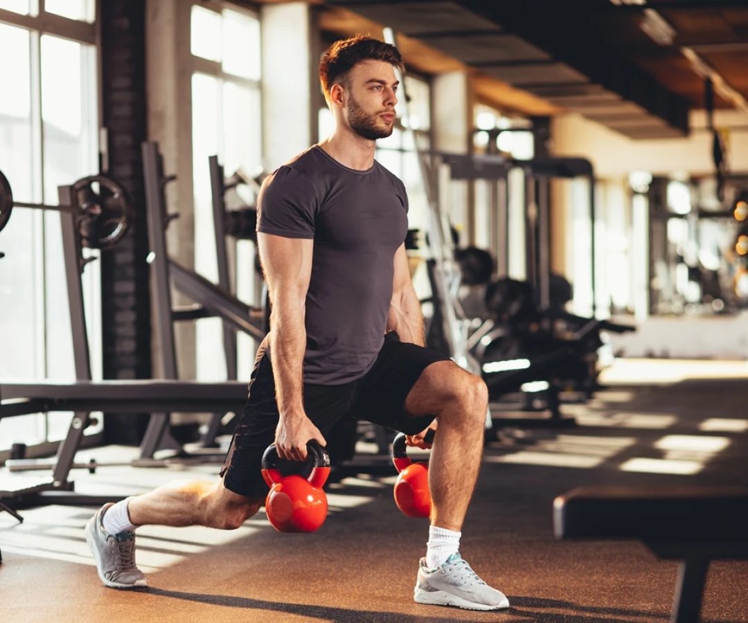 1 de 1 Homem afundo com pesos nas mãos em academia - Metrópoles - Foto: Getty Images