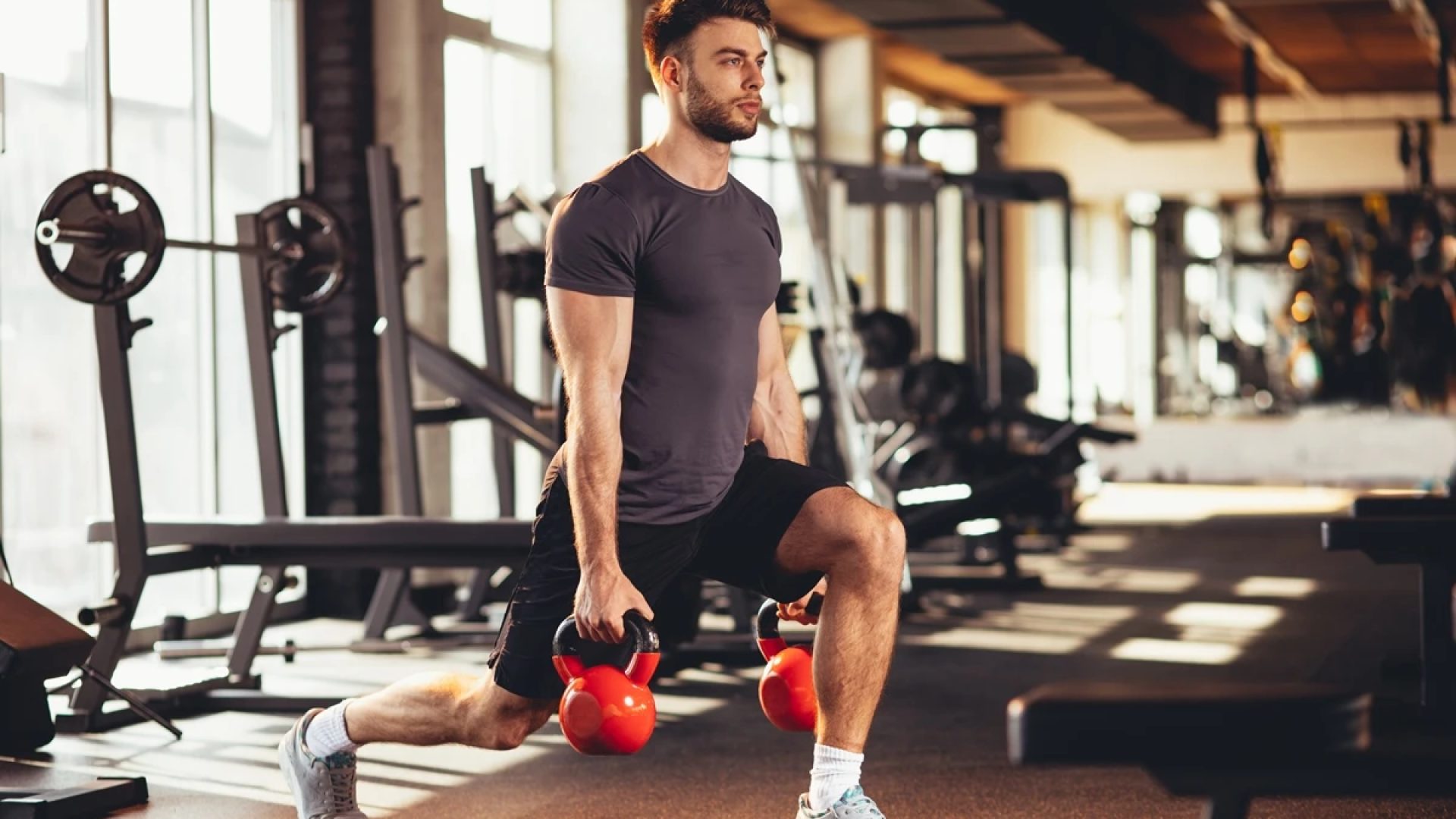 1 de 1 Homem afundo com pesos nas mãos em academia - Metrópoles - Foto: Getty Images