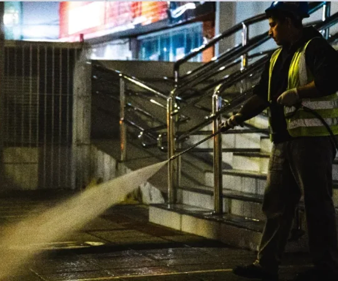 Madrugada de trabalho garante calçadas limpas e mais segurança para a população em São José...