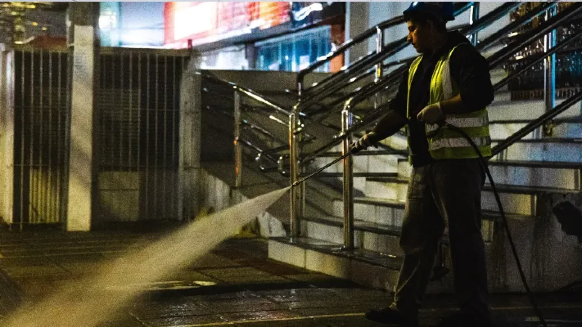 Madrugada de trabalho garante calçadas limpas e mais segurança para a população em São José...