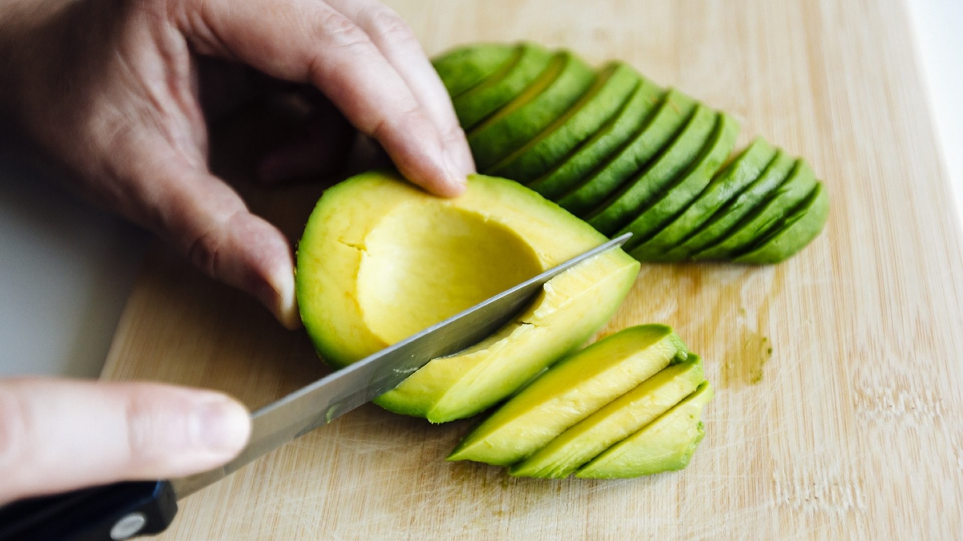 1 de 1 Foto colorida de pessoa cortando abacate - Nutricionistas explicam se comer abacate ajuda ...