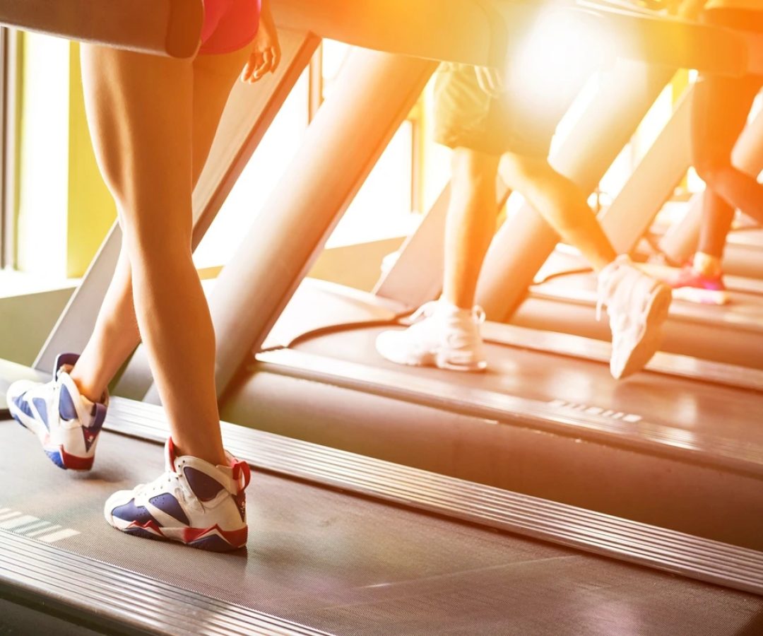 1 de 1 Pessoas caminhando em esteiras de academia - Metrópoles - Foto: Getty Images