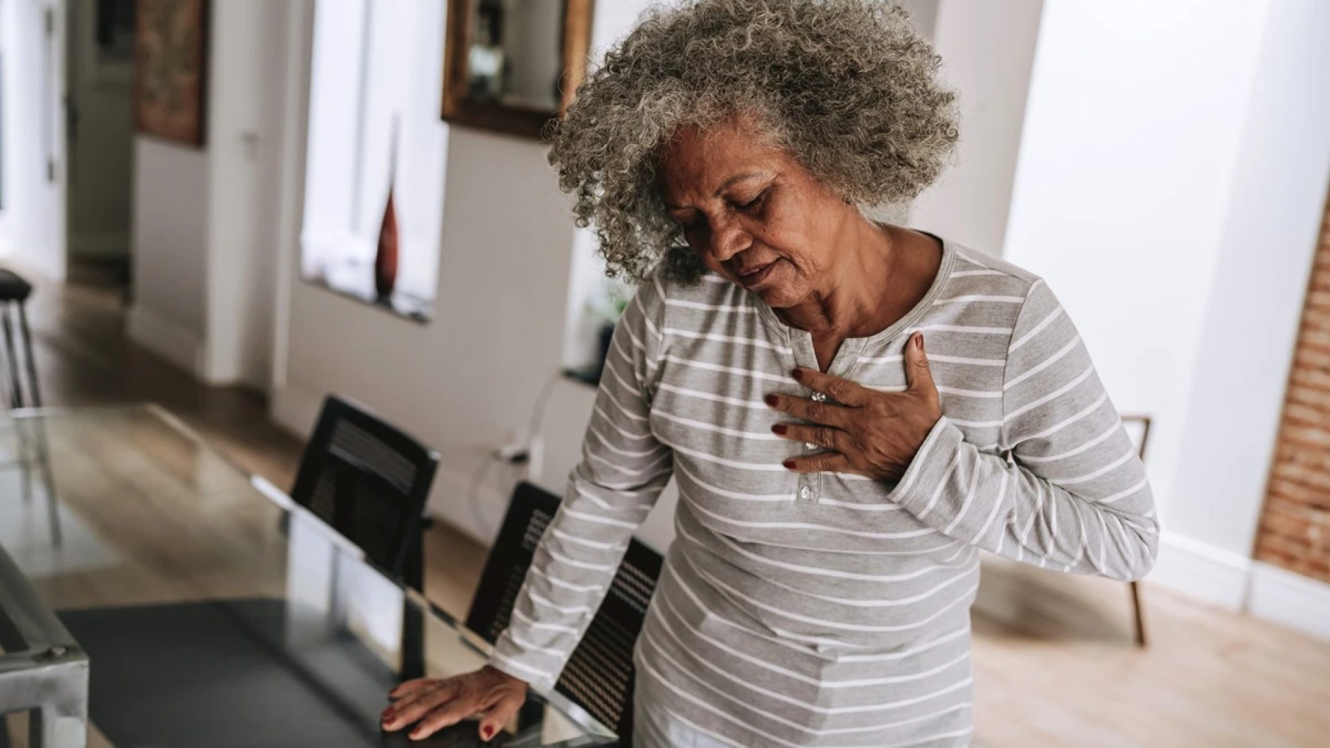 1 de 1 Foto colorida de mulher com a mão no peito - Metrópoles - Foto: Andreswd/Getty Images