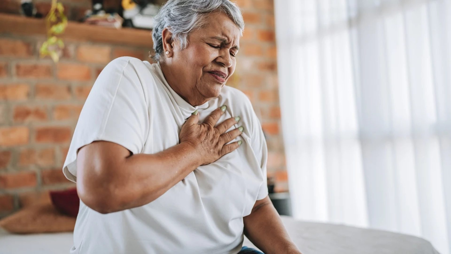 1 de 1 Foto colorida de mulher com a mão no peito, tendo um infarto - Metrópoles - Foto: Andres...