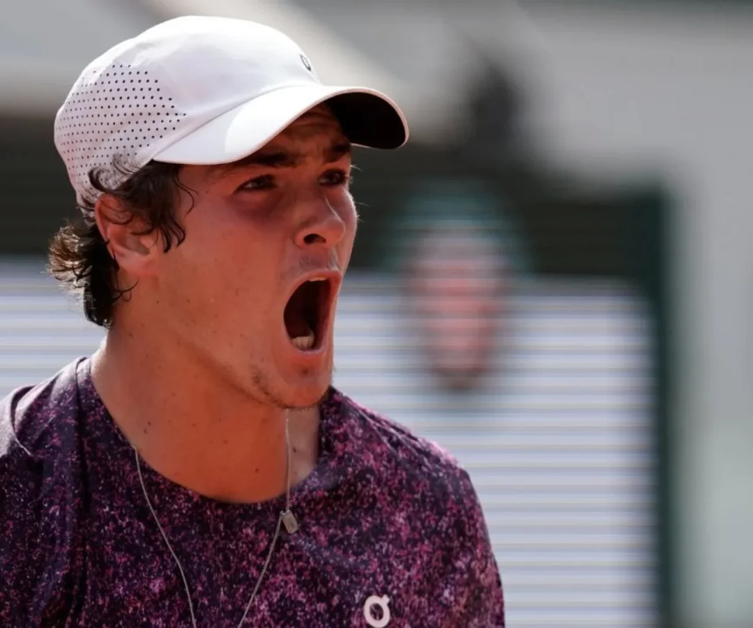 João Fonseca elimina Djokovic e avança em Roland Garros.| Foto: Reprodução/Roland Garros/Divu...