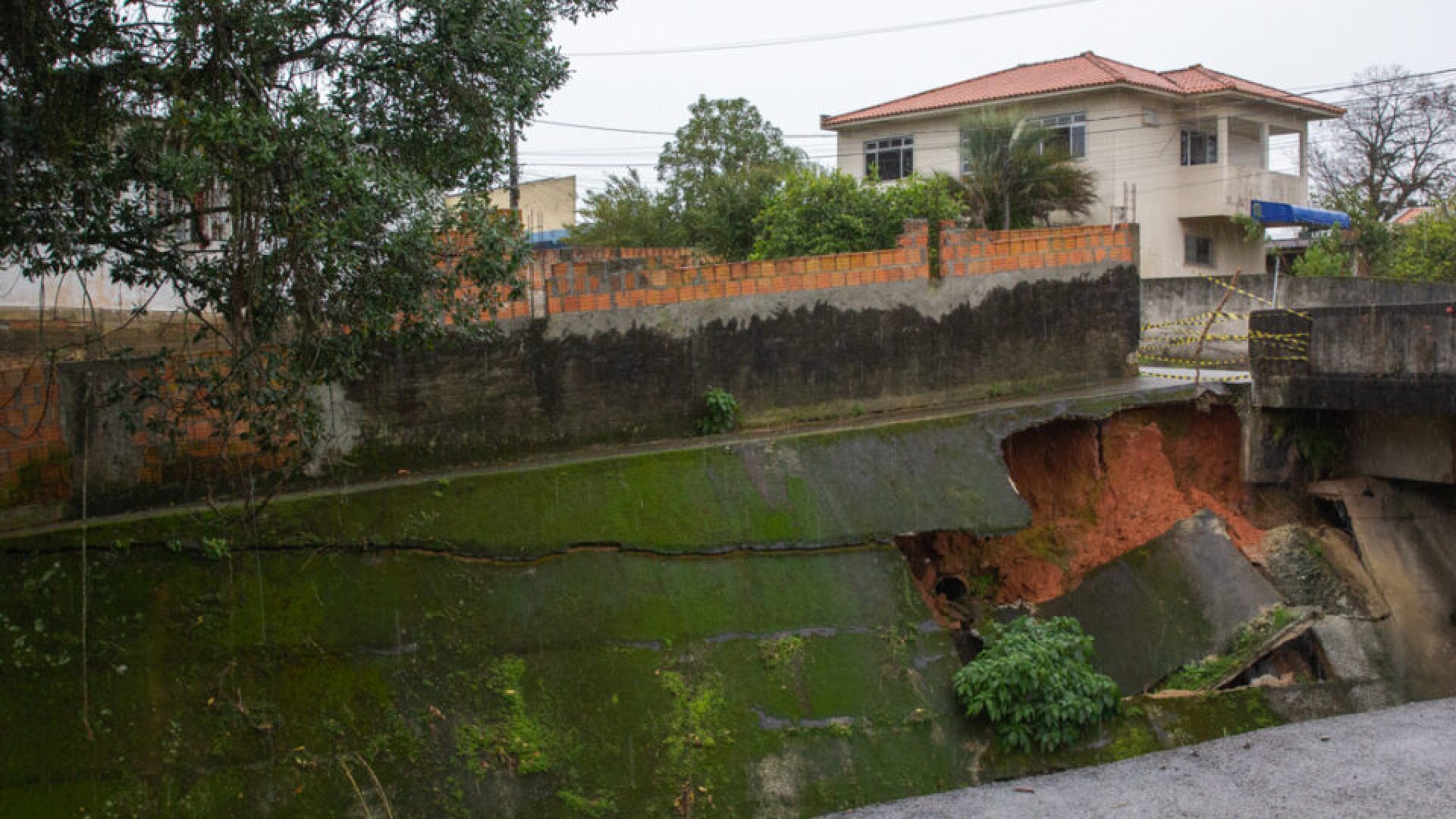 Defesa Civil de São José interdita trecho de calçada após erosão comprometer estrutura sobre...