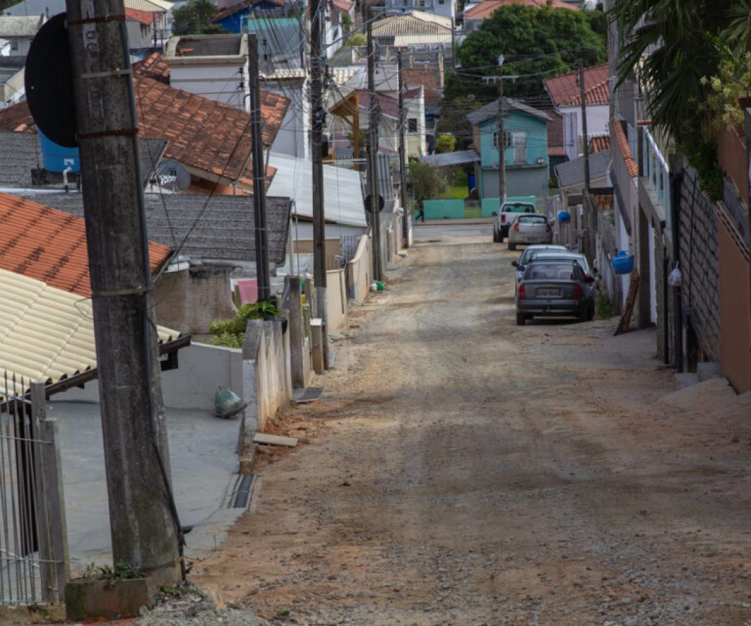 Obra de drenagem na Rua Theodoro Francisco dos Santos, em São José, entra na fase de concretage...