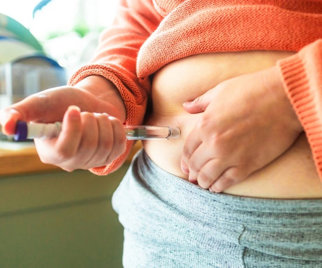 1 de 1 Foto colorida de paciente aplicando caneta emagrecedora - Programa vai oferecer Wegovy a p...