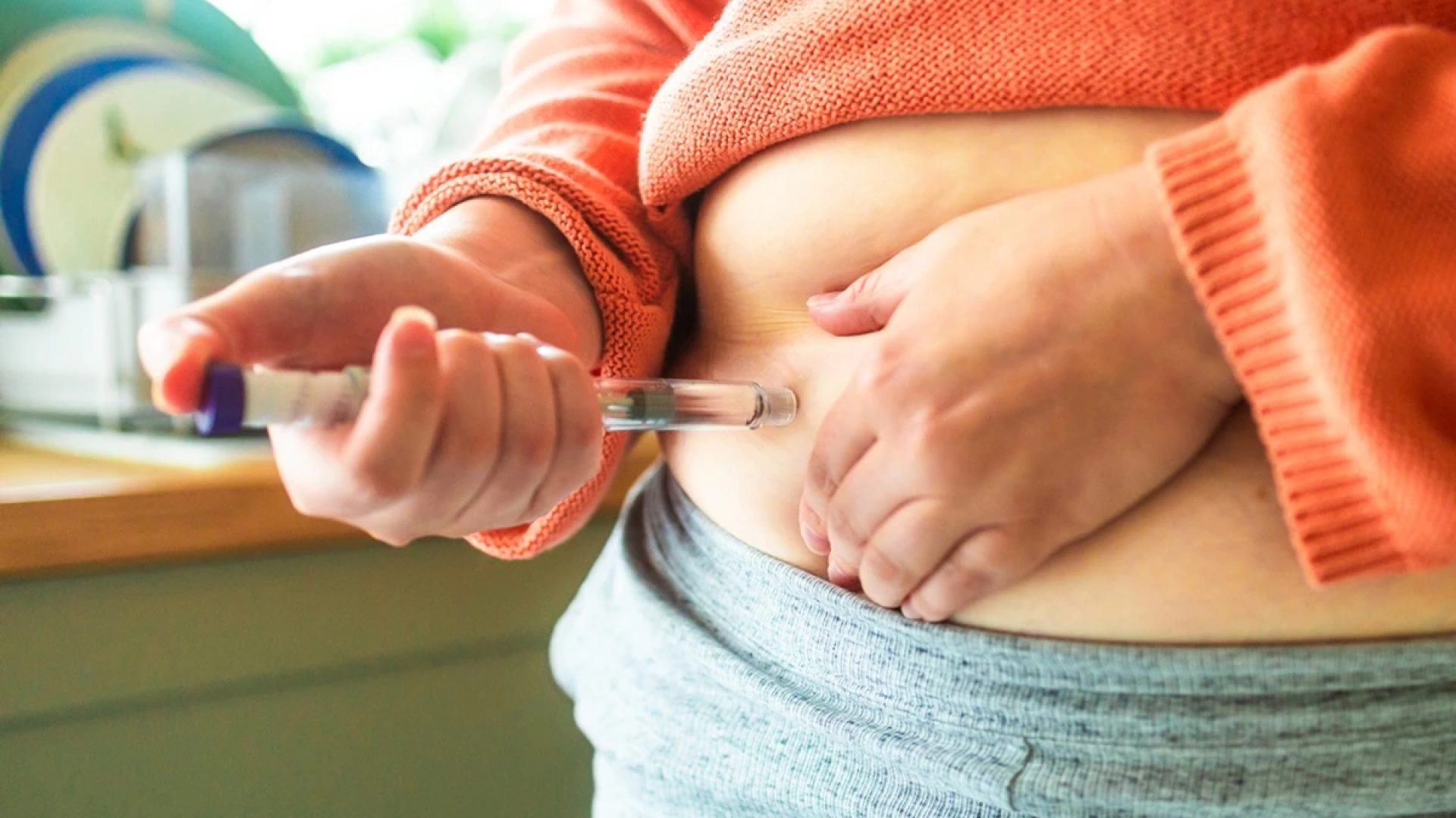 1 de 1 Foto colorida de paciente aplicando caneta emagrecedora - Programa vai oferecer Wegovy a p...