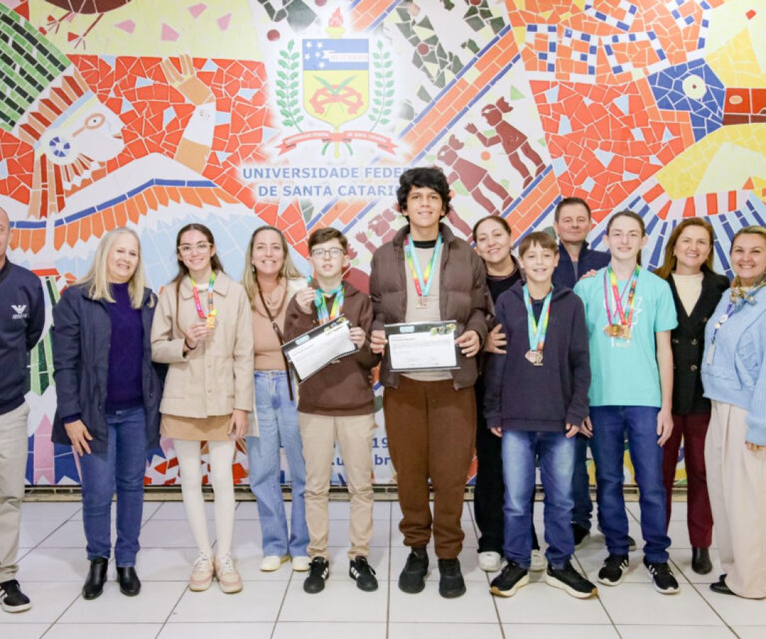 Estudantes de São José recebem medalhas da 20ª Olimpíada Brasileira de Matemática das Escola...