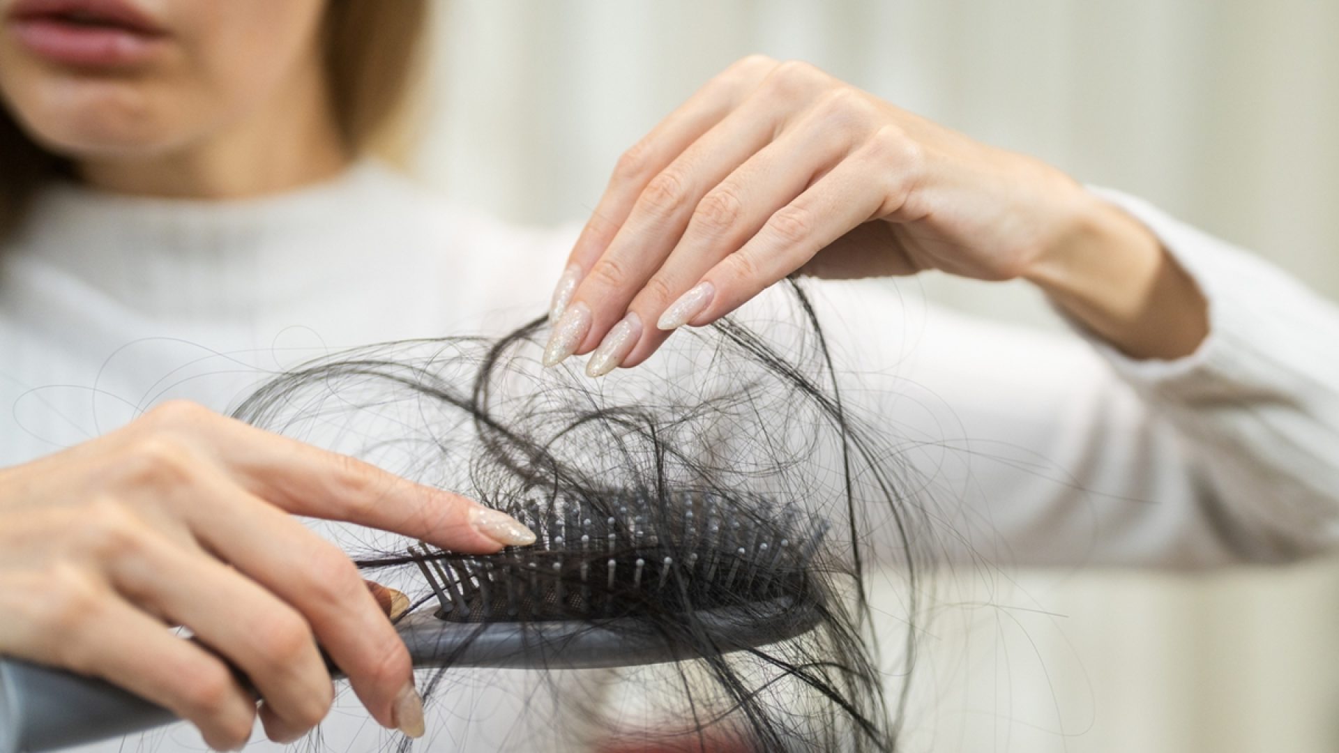 1 de 1 Foto colorida de mulher tirando cabelo de escova - Metrópoles - Foto: Witthaya Prasongsin...