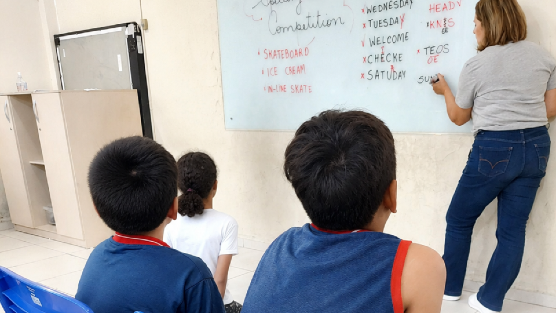 Competição de soletração em inglês desafia estudantes dos 3º, 4º e 5º anos da EBM Alberti...