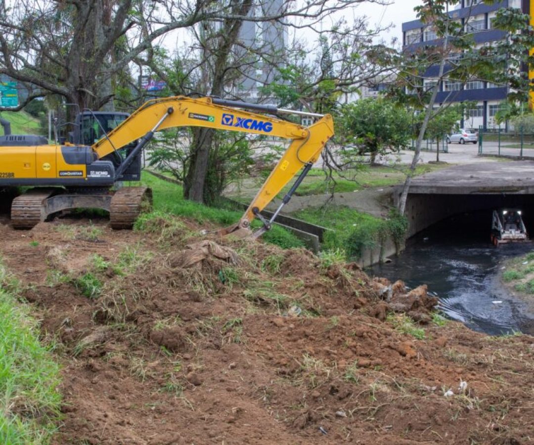 Prefeitura de São José intensifica limpeza do Rio Araújo para prevenir alagamentos e minimizar...