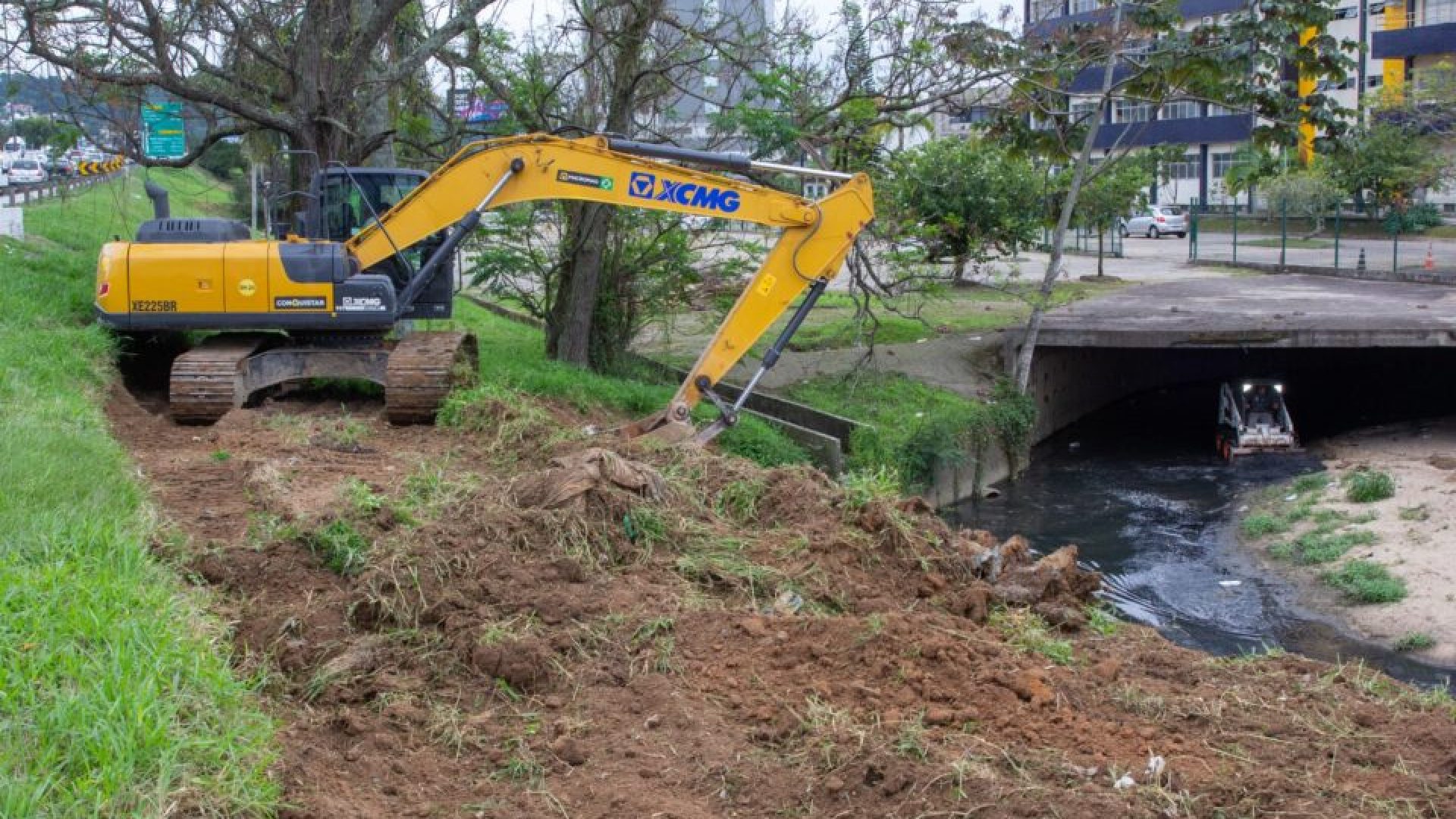 Prefeitura de São José intensifica limpeza do Rio Araújo para prevenir alagamentos e minimizar...