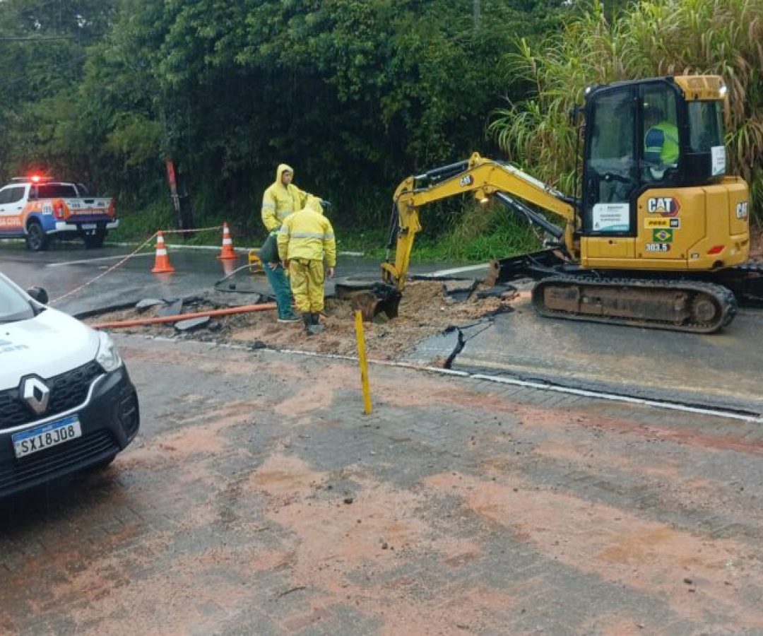 Rompimento de adutora mobiliza equipes de plantão e interdita rua para reparos em São José –...