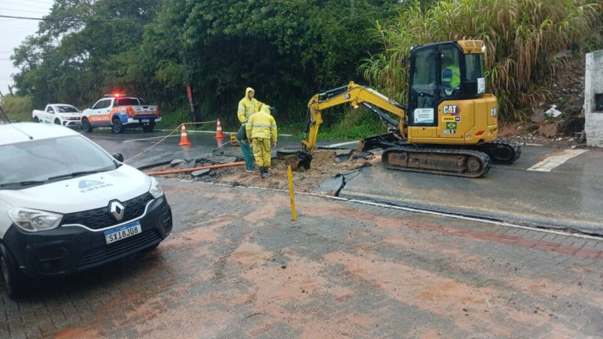 Rompimento de adutora mobiliza equipes de plantão e interdita rua para reparos em São José –...