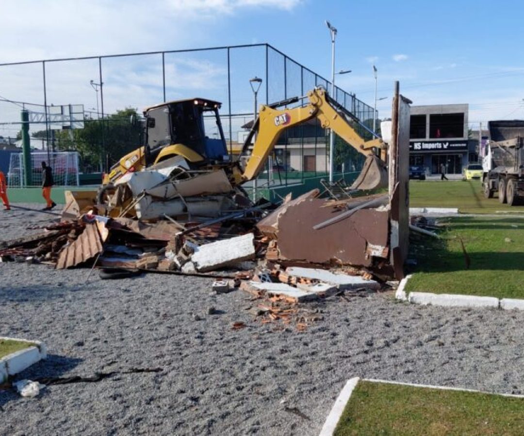 Prefeitura de São José remove construção irregular em praça pública de Forquilhinha – Pre...