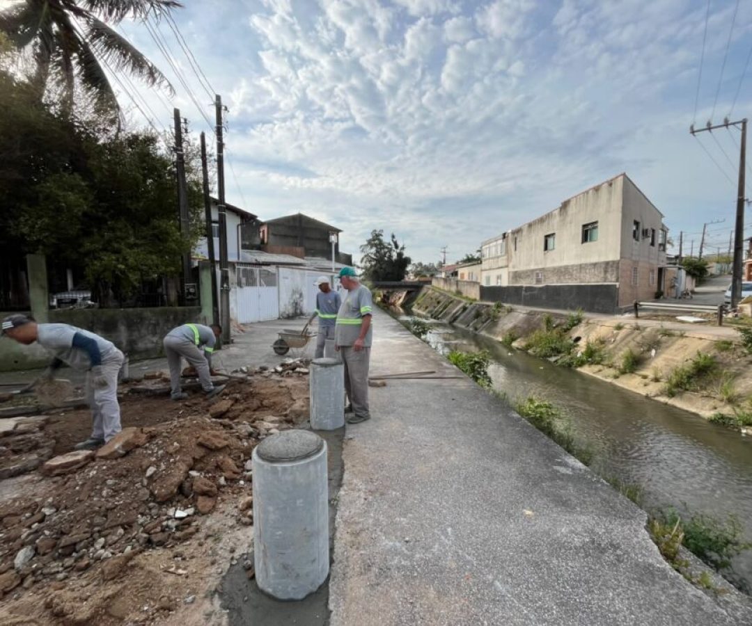São José reforça segurança nas margens do Rio Três Henriques com instalação de barreiras d...